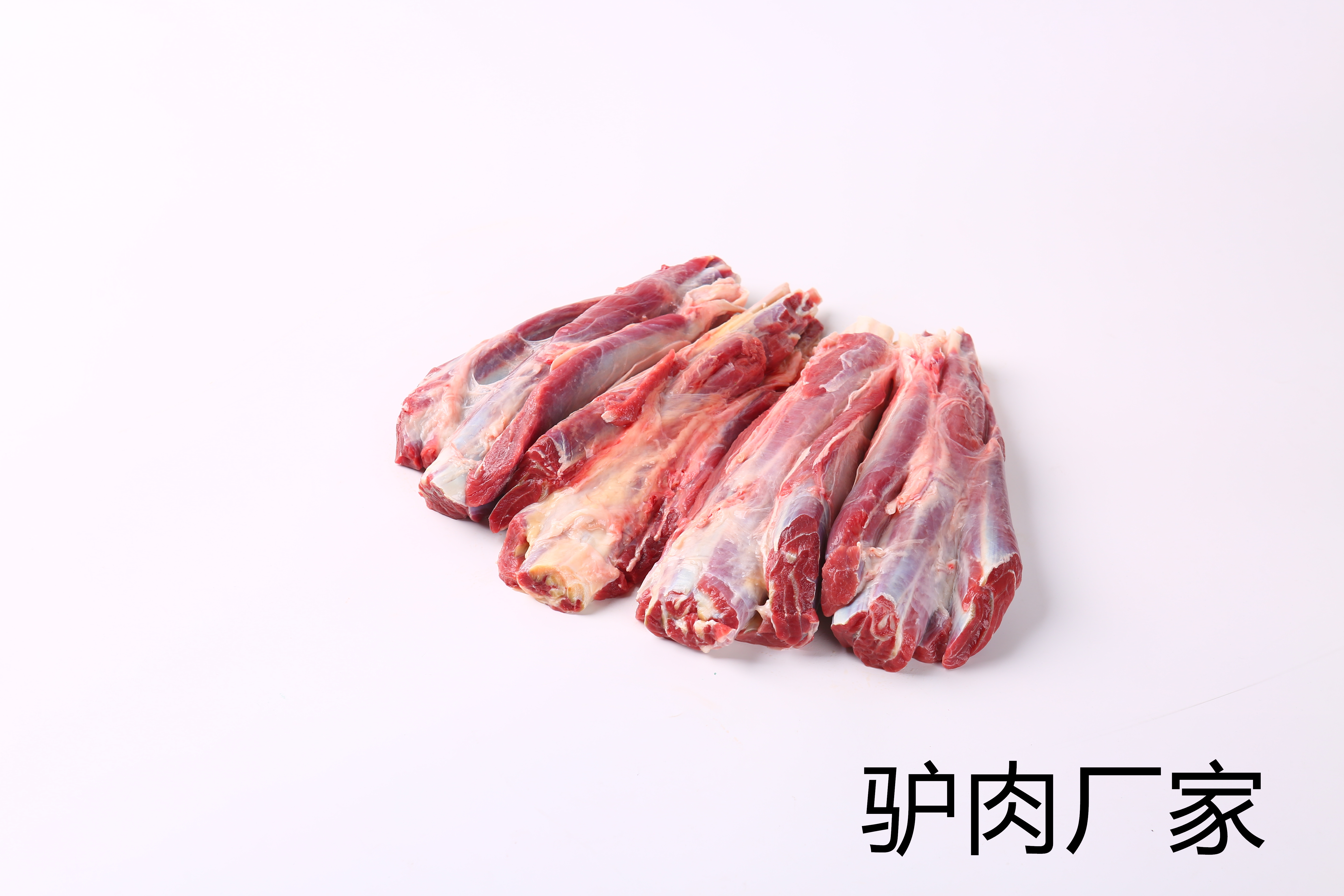 驢肉廠家的驢肉產品因品質高口感好而備受消費者歡迎， 產品供不應求